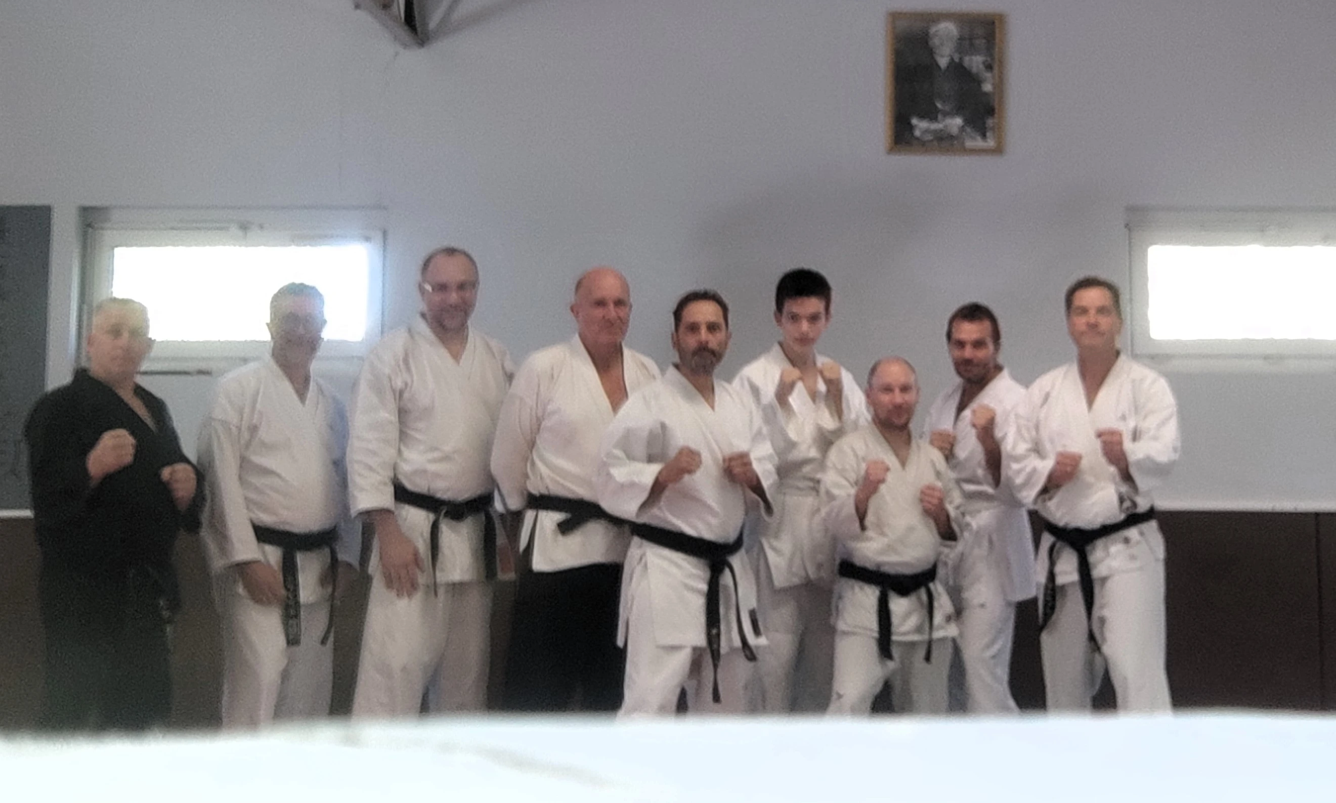 Tous les niveaux sont représentés au club, autour de notre sensei Philippe en kimono noir !
