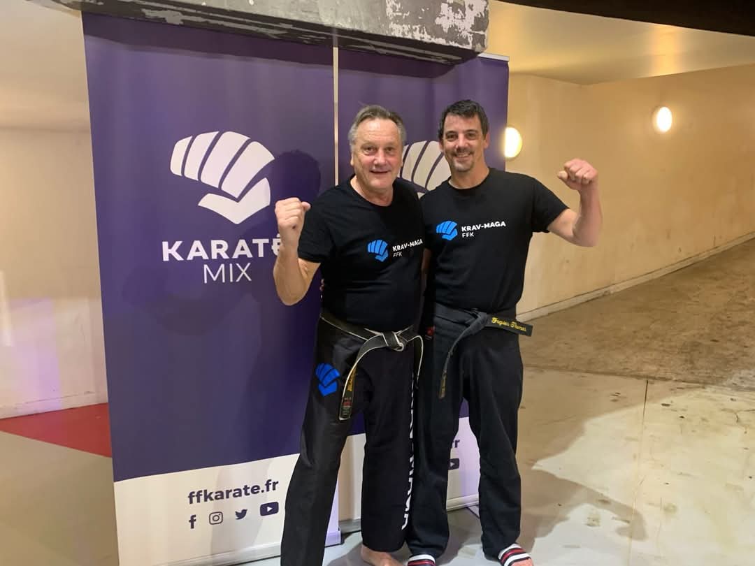 Dominique Faguier (à gauche) et son fils, lors de l'obtention de son 7ᵉ dan de krav maga